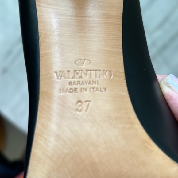 New VALENTINO GARAVANI V Logo Signature Black Leather Pumps EUR 37 N/B - Picture 5 of 16